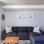 Modern Two Bedroom Unit, Mountain & Harbour Views