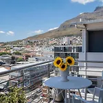 Modern Two Bedroom Unit, Mountain & Harbour Views