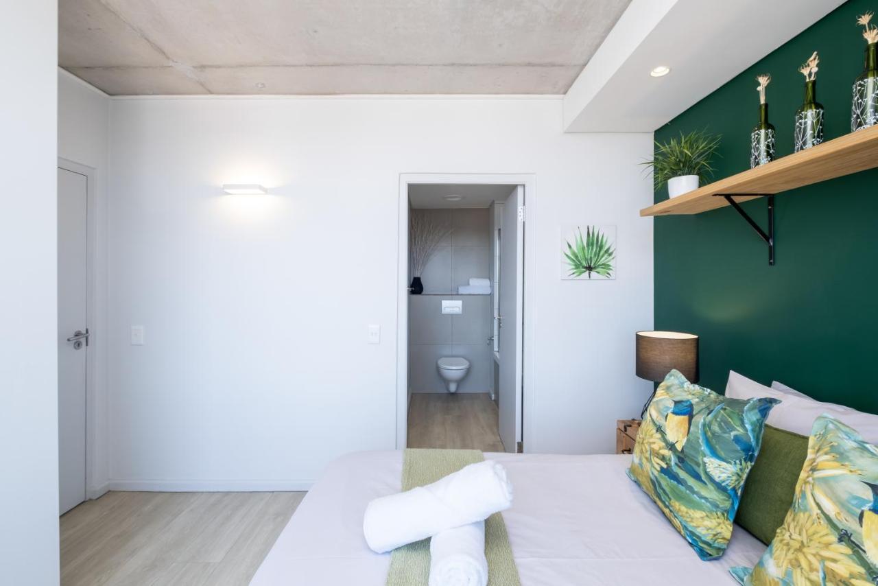 Modern Two Bedroom Unit, Mountain & Harbour Views *