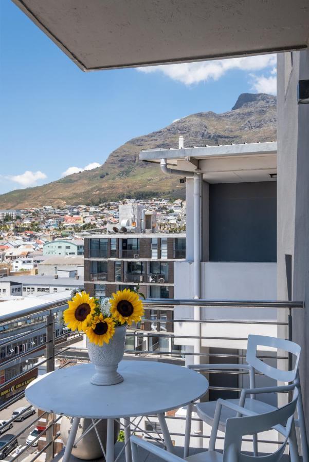 Modern Two Bedroom Unit, Mountain & Harbour Views * Cape Town