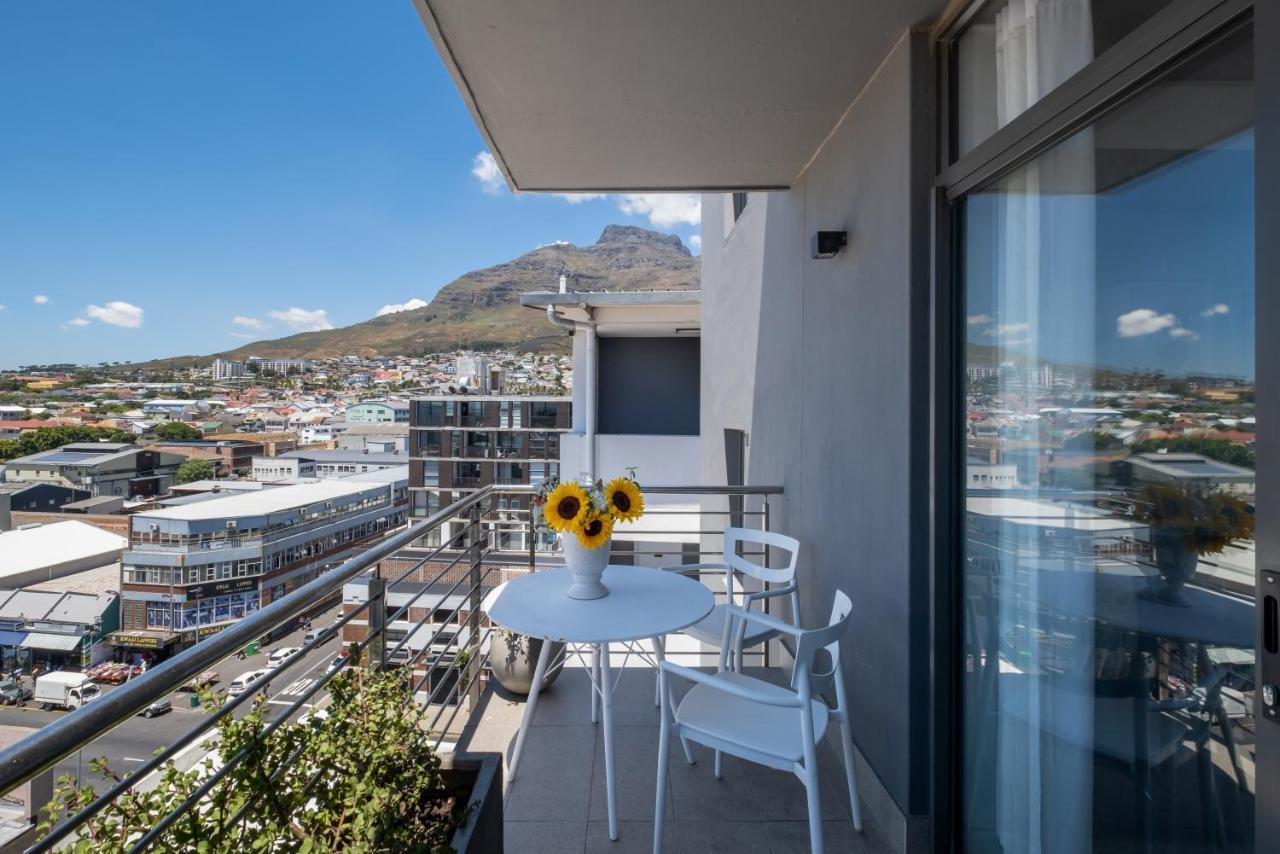 Modern Two Bedroom Unit, Mountain & Harbour Views Cape Town
