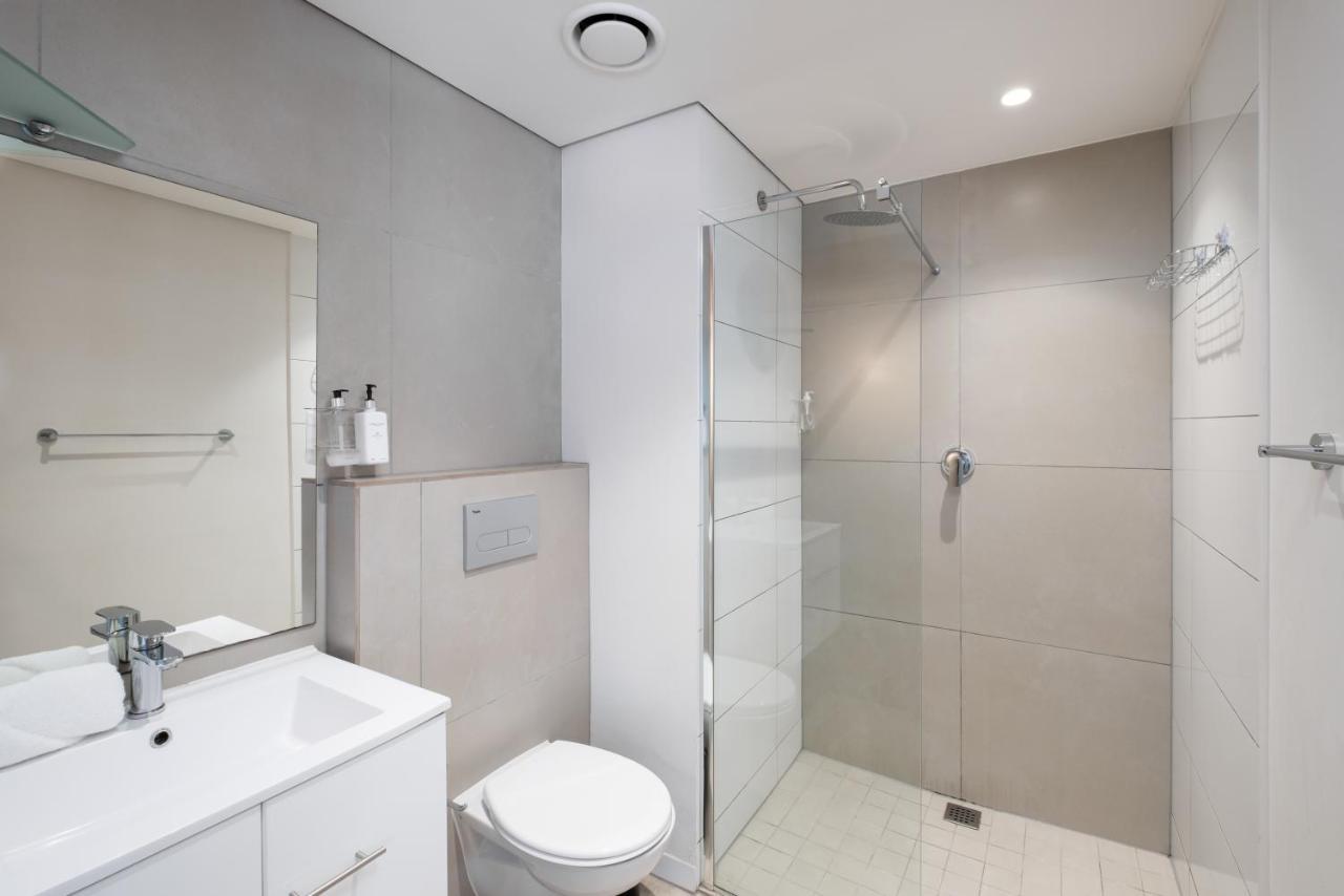 Modern Two Bedroom Unit, Mountain & Harbour Views * Cape Town